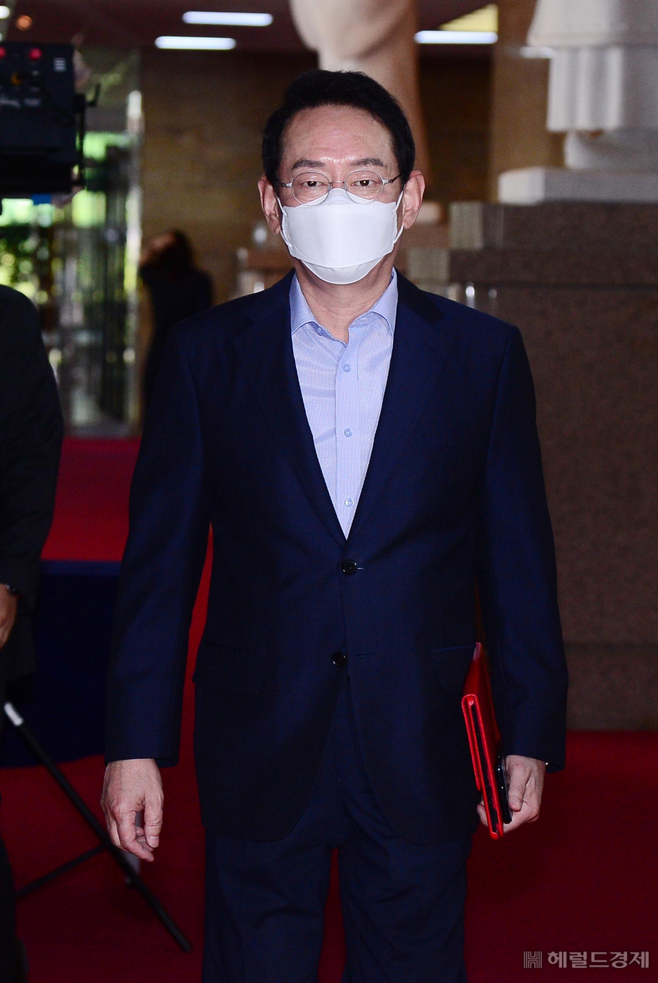 [헤럴드경제=이상섭 기자] 23일 오전 서울 여의도 국회 국민의힘 당대표실에서 열린 국민의힘 긴급간담회에 김도읍 정책위의장이 참석하고 있다. 이날 긴급간담회는 비공개로 진행됐다.