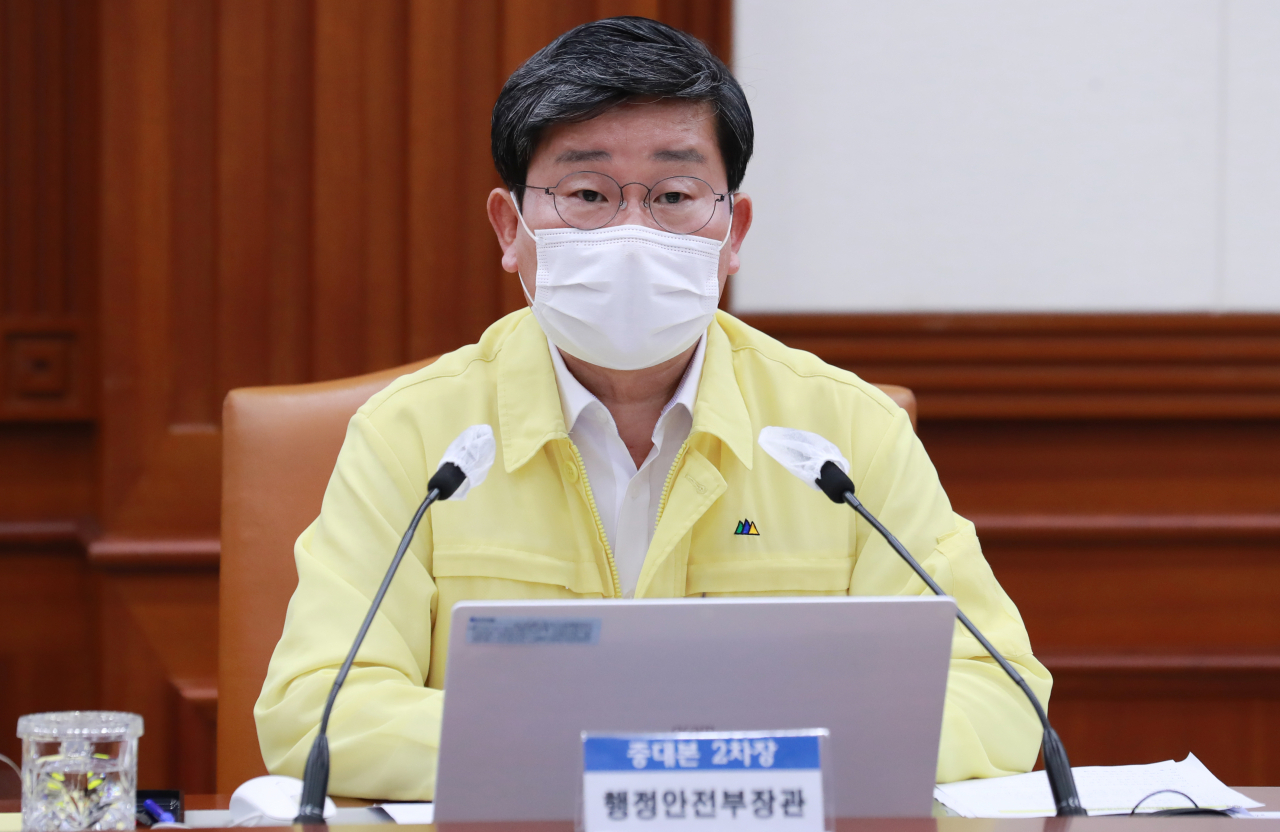 전해철 중앙재난안전대책본부 제2차장(행정안전부 장관)이 23일 오전 정부서울청사에서 열린 코로나19 중대본 회의에 참석해 모두발언하고 있다.[연합]