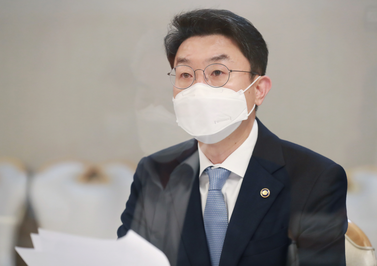 내년 1월부터 모바일 운전면허증 제도가 시범운영된다. 신원증명 분야는 2030년까지 국가 국내총생산(GDP)의 3~6%에 달하는 경제적 가치를 지니게 될 것으로 분석된다.110조원 투자 프로젝트도 순항하고 있는 것으로 발표됐다. 금년 목표한 65조원 공공기관 투자 목표 중 상반기에만 33조9000억원이 조기 집행돼 역대 최고 수준의 집행률인 52.4%를 달성했다. 이억원 기획재정부 1차관은 23일 정부서울청사에서 제25차 혁신성장 전략점검회의 겸 정책점검회의 겸 한국판뉴딜 점검회의 겸 제19차 물가관계차관회의를 개최하고 이같이 밝혔다. [연합]