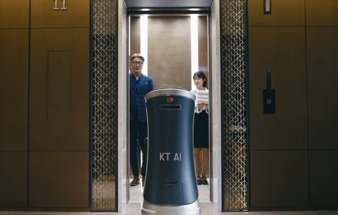 KT는 서울 노보텔 앰베서더 동대문에 AI 호텔 로봇을 투입하고, 최근 대구 메리어트 호텔 등으로 확대하고 있다. [KT 광고 화면 캡처]