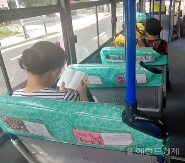 마을버스 내 좌석 등받이 광고판에 지역 예술가의 작품과 작가 소개가 붙어있다. [영등포구 제공]