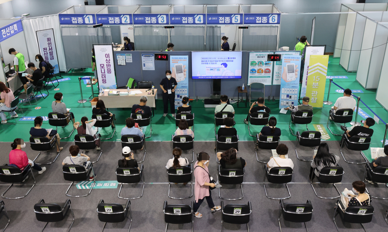 지난 22일 오전 서울 서대문구 북아현문화체육센터에 마련된 서대문구예방접종센터에서 시민들이 백신 접종을 마친 뒤 이상 반응 모니터링을 위해 대기하고 있다. [연합]