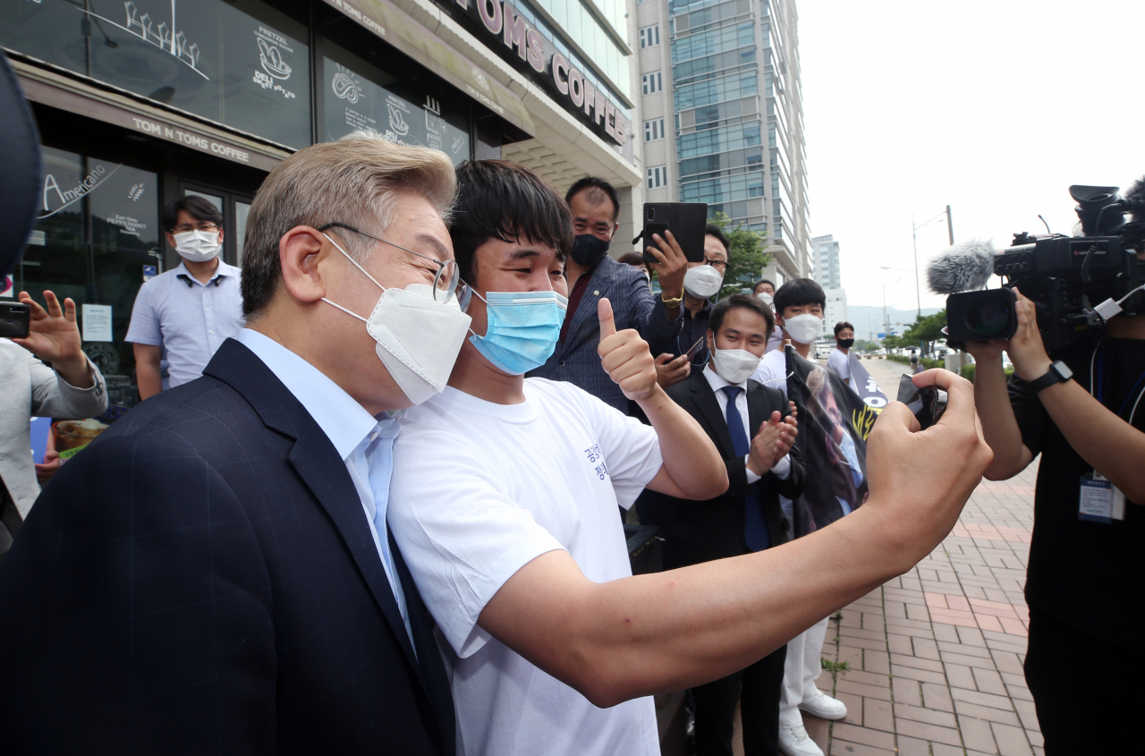 이재명 더불어민주당 경선후보가 지난 2일 전남 무안군 더불어민주당 전남도당 앞에서 지지자와 함께 사진 촬영을 하고 있다. [연합]