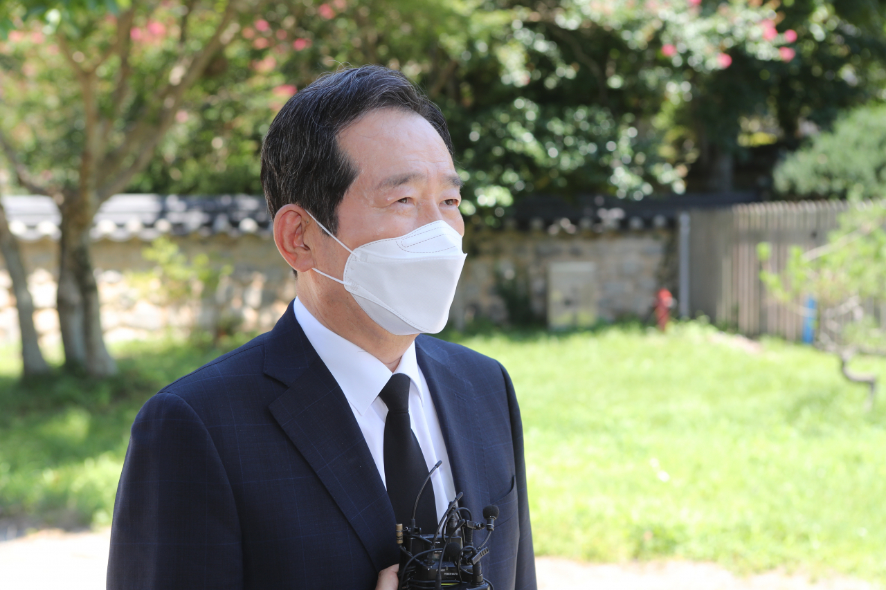 조계종 전 총무원장 월주(月珠)스님이 열반한 지난 22일 더불어민주당 대권주자인 정세균 후보가 분향한 뒤 취재진과 인터뷰하고 있다. [연합]