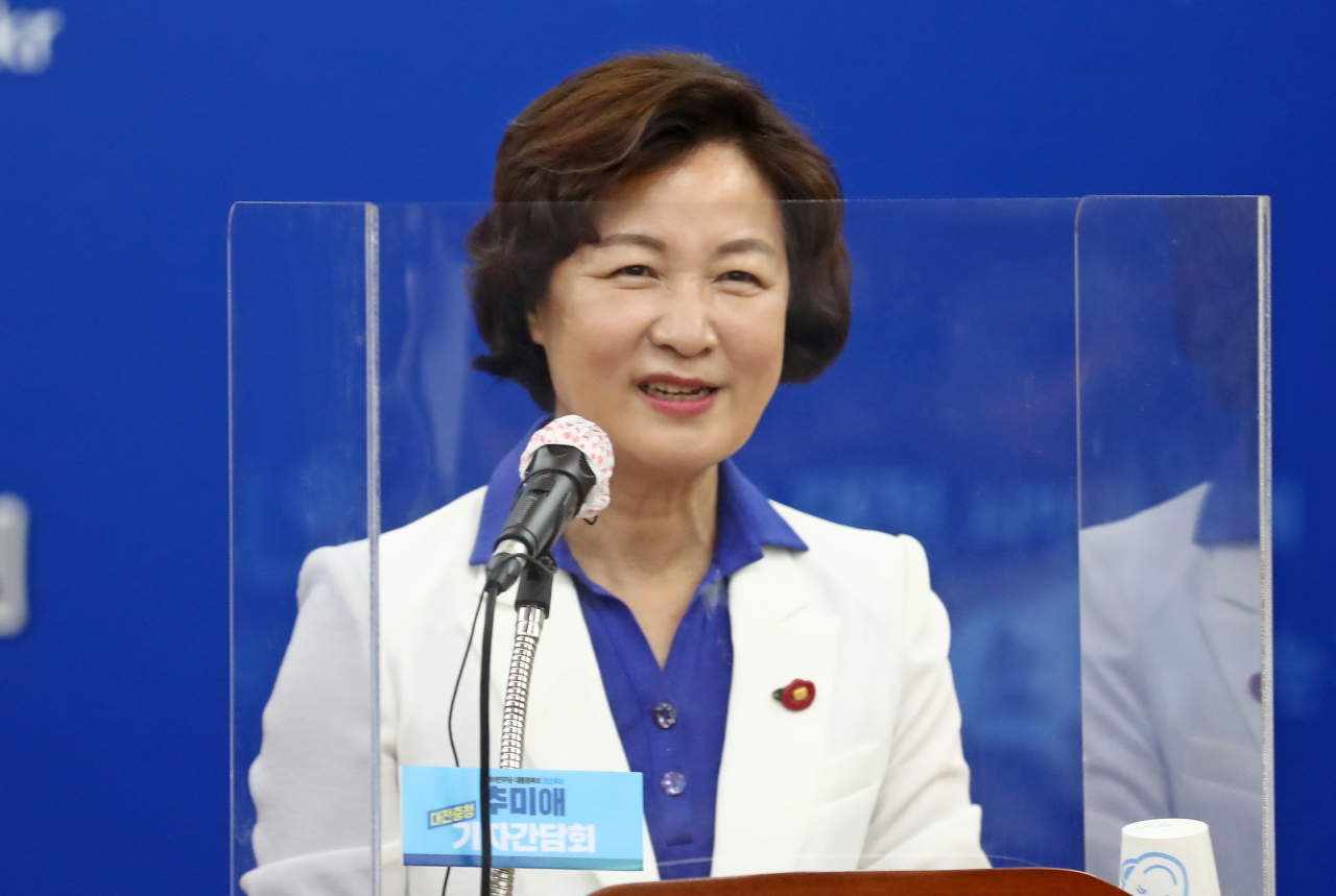 더불어민주당 대권주자인 추미애 후보가 지난 22일 대전시 서구 대전시의회에서 대전·충남 비전을 발표하고 있다. [연합]