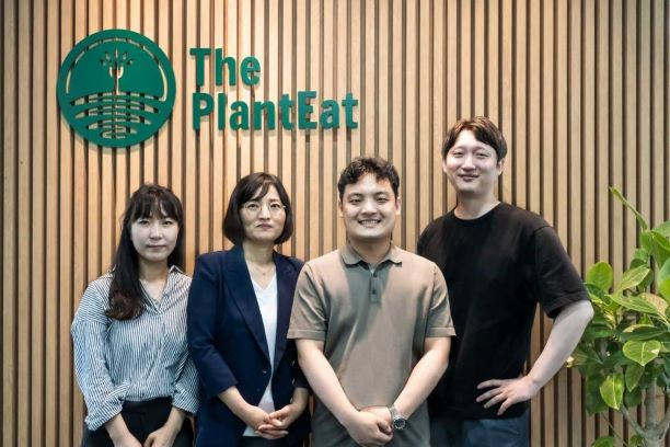 (오른쪽)양재식 대표와 더플랜잇 팀이 엑스프라이즈 미래의 단백질 개발 분야 준결승에 진출했다.[더플랜잇 제공]