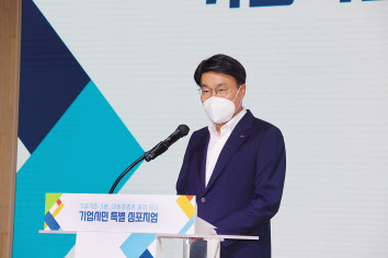 포스코그룹 최정우 회장이 지난 21일 기업시민 선포 3년을 맞아 개최한 ‘기업시민 심포지엄’에서 인사말을 하고 있다. [포스코 제공]