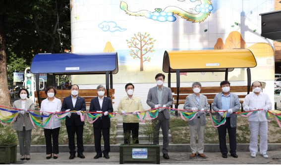 한국조폐공사는 23일 대전 동구 용전동에서 도시재생 프로젝트인‘아름다운 대전 좋을市 GO!’사업의 일환으로 힐링 공간 오픈식을 가졌다.(사진 왼쪽에서 네번째 조폐공사 김영석 부사장겸 기획이사)