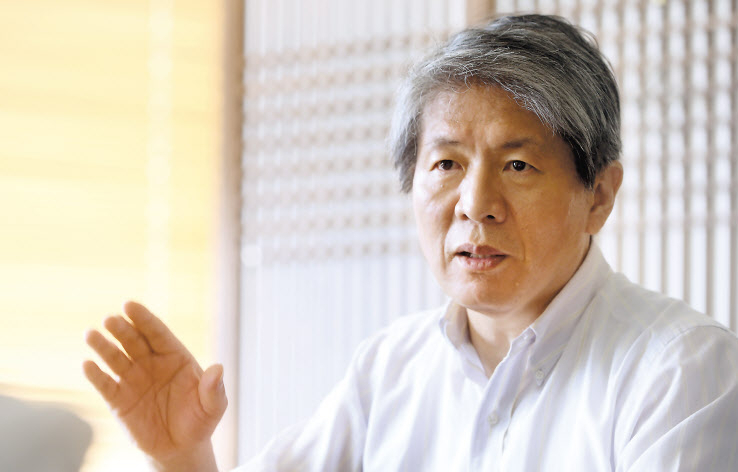 한국문화를 왜 알아야 할까? 최준식 교수는 우리가 속한 사회의 문화적 정체성을 이해하고, 타 문화를 이해하는 거울의 역할을 한다고 말한다. 또한 한국 문화에 대한 세계인의 관심이 높아지고 있어 우리 문화에 대해 정확히 아는 게 필요하다고 강조한다. 이상섭 기자