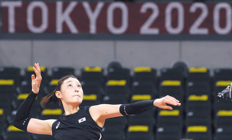 한국 여자배구 올림픽대표팀 김연경이 21일 도쿄 아리아케 아레나에서 훈련을 하고 있다. [연합]