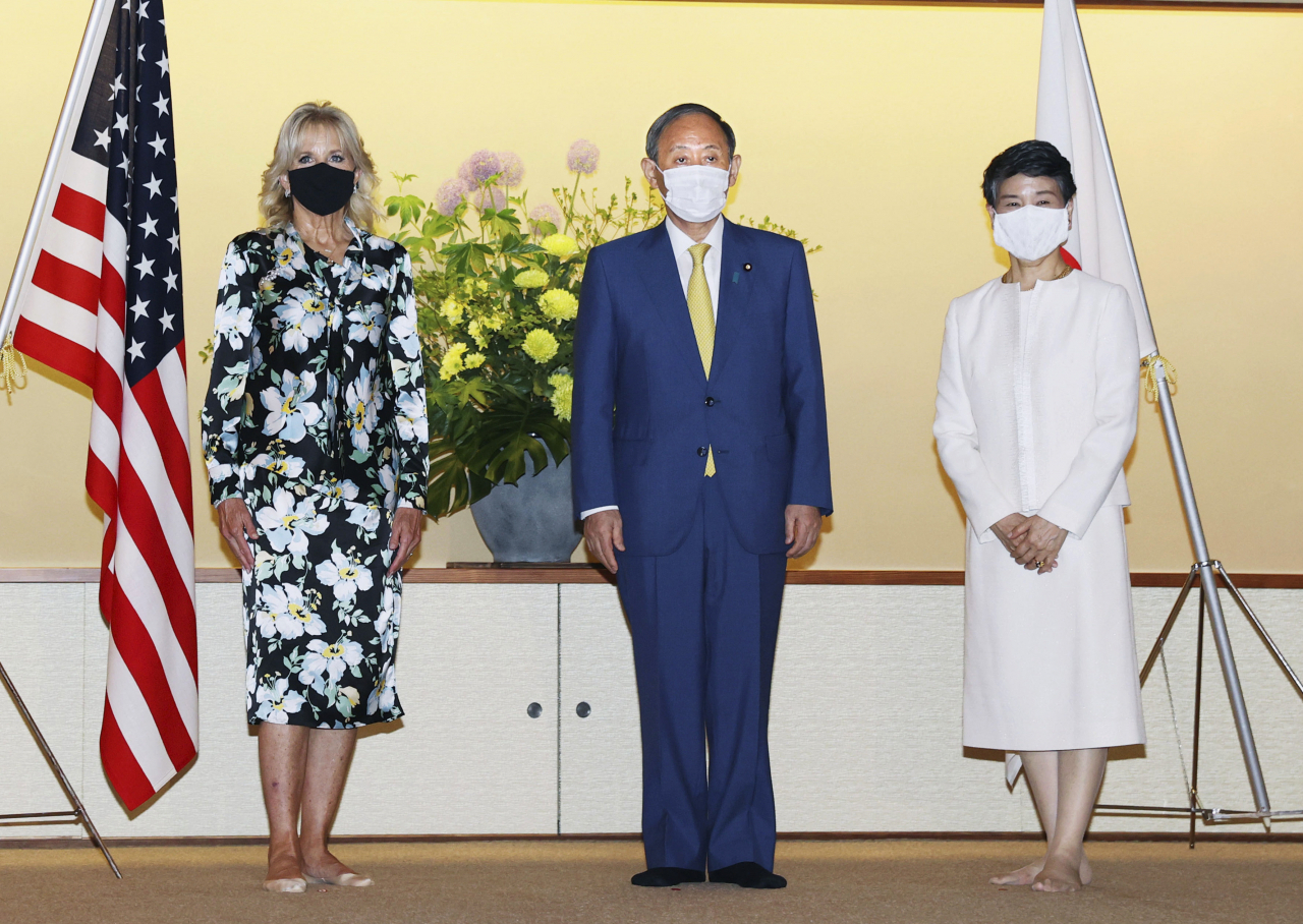 스가 요시히데 일본 총리 내외가 22일 도쿄 올림픽 참석차 방일한 질 바이든 여사를 맞이하고 있다. [AP]