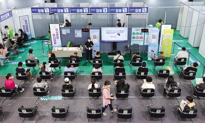 지난 22일 오전 서울 서대문구 북아현문화체육센터에 마련된 서대문구예방접종센터에서 시민들이 백신 접종을 마친 뒤 이상반응 모니터링을 위해 대기하고 있다. [연합]