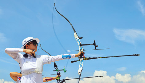 대한민국 양궁 여자 국가대표 안산이 23일 일본 유메노시마 공원 양궁장에서 열린 도쿄올림픽 개인전 랭킹라운드에 참가하고 있다. [연합]