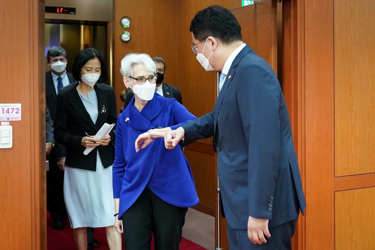 한국을 방문중인 웬디 셔먼 미국 국무부 부장관은 23일 서울 외교부청사에서 최종건 외교부 1차관과 한미 외교차관 전략대화를 가졌다. 최 차관과 셔먼 부장관이 팔꿈치 인사를 나누고 있다. [외교부 제공]