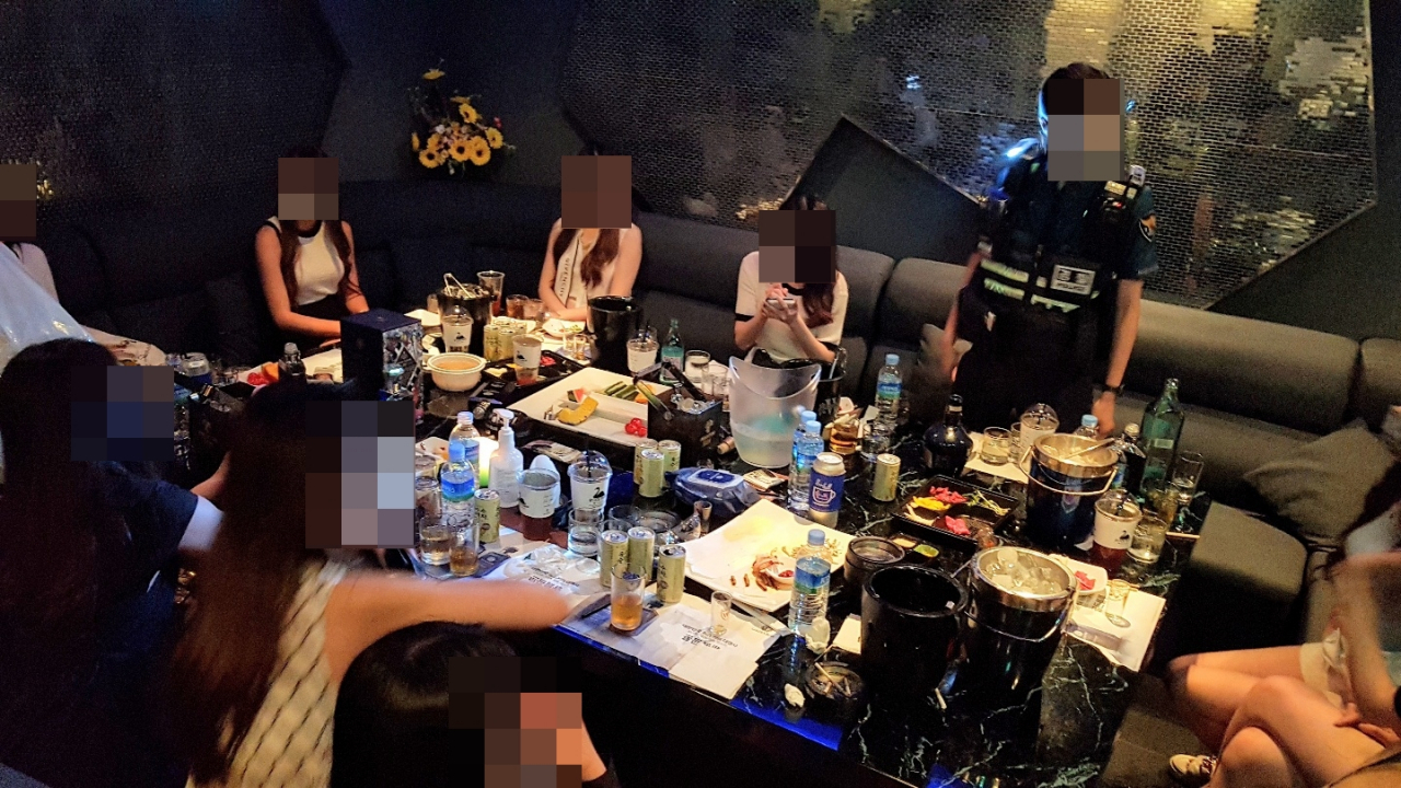 지난 20일 심야 불법 영업하던 서울 서초구 서초동의 유흥주점 단속 현장.[서초경찰서 제공. 재판매 및 DB 금지]