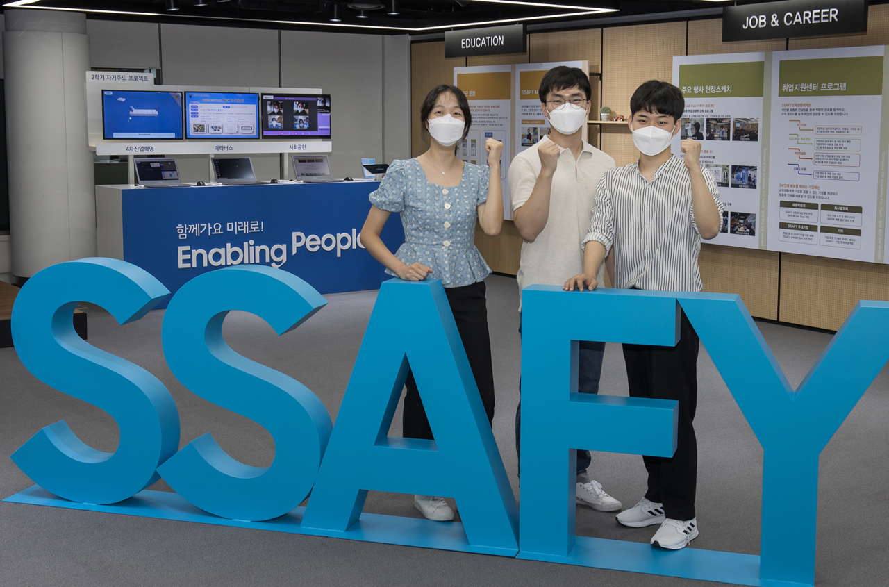 삼성전자가 23일 '삼성청년SW아카데미(SSAFY)' 6기 과정 온라인 입학식을 개최했다고 밝혔다. 사진은 서울 강남구 '삼성청년SW아카데미' 서울 캠퍼스에서 6기 입학생들이 기념촬영 하는 모습. [연합]