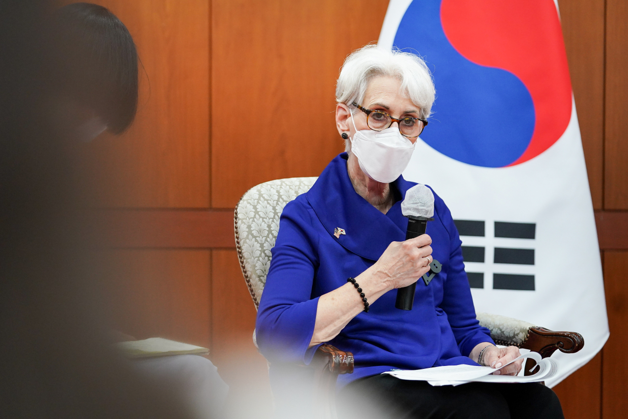 한국을 방문한 웬디 셔먼 미국 국무부 부장관은 23일 최종건 외교부 1차관과의 한미 외교차관 전략대화 뒤 약식 기자회견에서 “북한과 신뢰할 수 있고 예측가능하며 건설적인 방향으로 나아가기를 기대하고 있다”고 밝혔다. [외교부 제공]