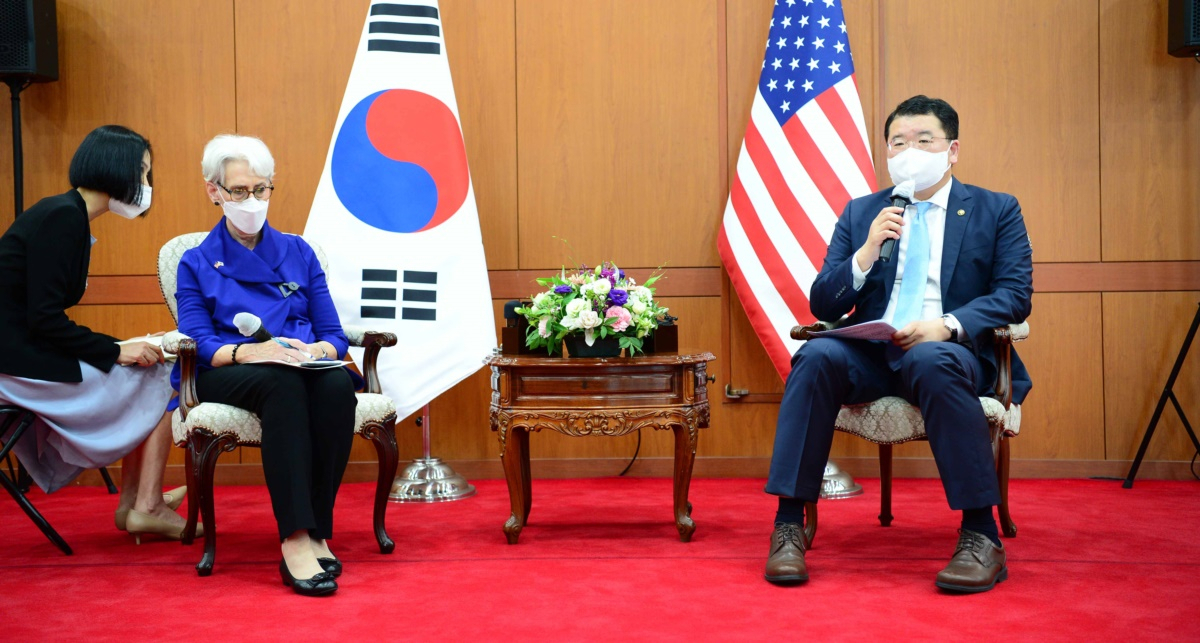 한국을 방문한 웬디 셔먼 미국 국무부 부장관은 23일 최종건 외교부 1차관과의 한미 외교차관 전략대화 뒤 약식 기자회견에서 “북한과 신뢰할 수 있고 예측가능하며 건설적인 방향으로 나아가기를 기대하고 있다”고 밝혔다. [외교부 제공]