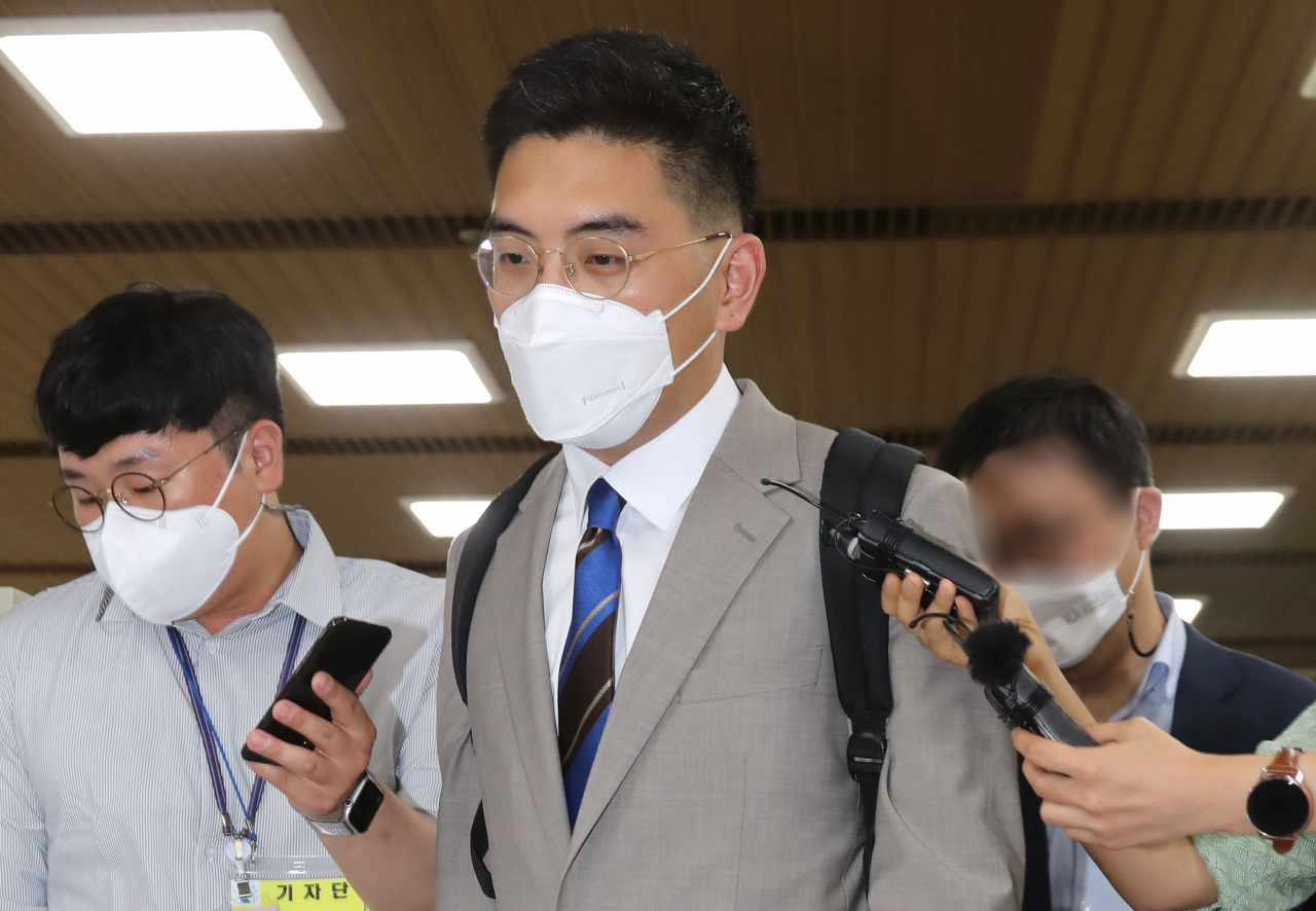 이동재 전 채널A 기자가 23일 오후 서울 서초구 서울중앙지법에서 열린 열린민주당 최강욱 대표의 1심 속행공판에 증인으로 출석하고 있다. [연합]
