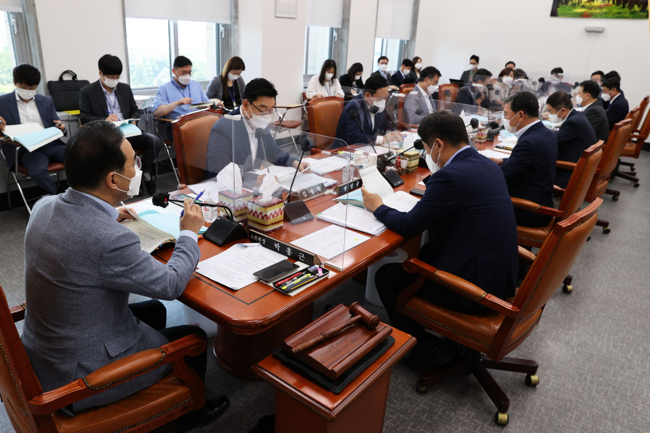 22일 국회에서 열린 제3차 예산결산특별위원회 2021년도 제2회 추경예산안 등 조정소위원회에서 박홍근 소위원장이 회의를 주재하고 있다. 이상섭 기자/