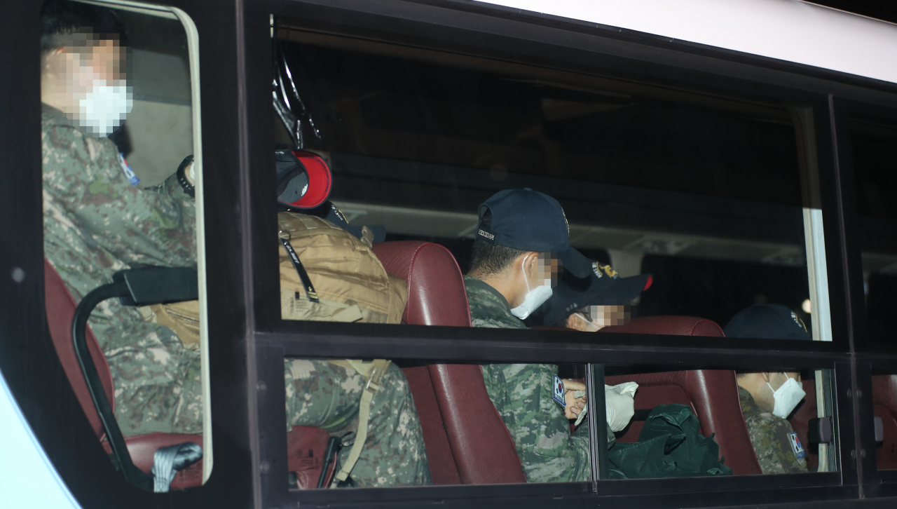 코로나19 집단감염으로 국내 복귀한 뒤 분산 격리돼 치료를 받고 있는 청해부대 34진 문무대왕함(4400t급) 장병들은 일부 언론 보도와 달리 “피가래를 토하는 인원들은 보지 못했다”고 입을 모았다. 청해부대 장병들이 지난 20일 생활치료센터로 들어가고 있다. [연합]