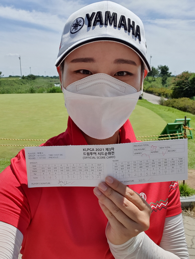 허윤나(23)가 한국여자프로골프(KLPGA) 사상 처음으로 59타를 작성했다. KLPGA는 허윤나가 22일 전북 군산 컨트리클럽에서 열린 KLPGA 드림투어 시드순위전 1라운드에서 이글 1개와 버디 11개를 잡아 13언더파 59타를 쳤다고 23일 밝혔다. 59타 스코어카드를 든 허윤나. [연합]