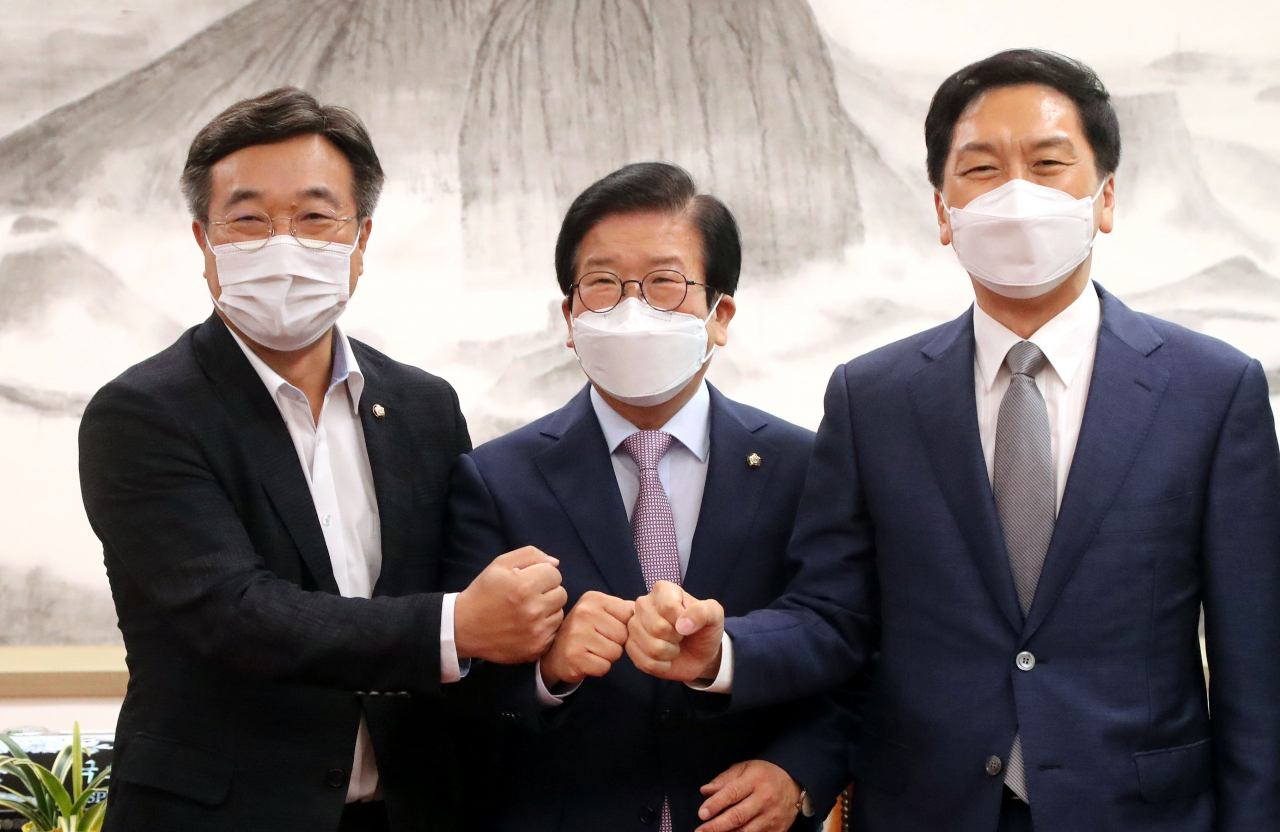 박병석 국회의장과 윤호중 더불어민주당 원내대표(왼쪽), 김기현 국민의힘 원내대표가 23일 추경안과 상임위원장 배분 등을 논의하기 위해 국회 의장실에서 만나 기념촬영을 하고 있다. [헤럴드경제=이상섭 기자]