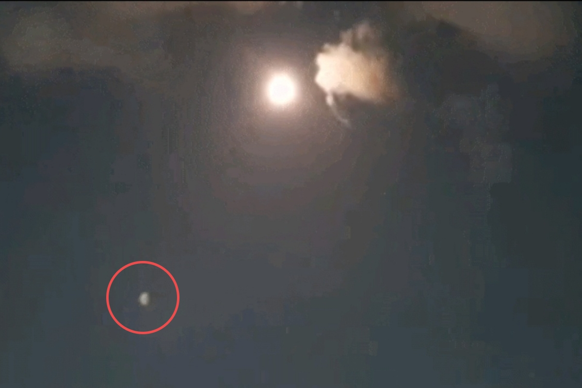 지난 7월 광주에서 달 아래 흰색 미확인 비행 물체(빨간색 표시)가 포착된 모습 [독자 제공]