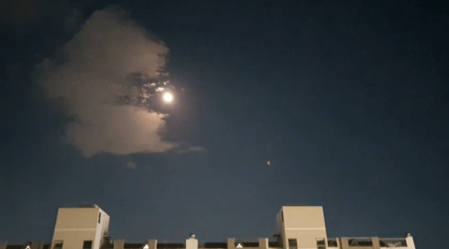 지난 20일 저녁 광주에서 미확인비행물체(UFO)로 추정되는 흰색 물체가 포착됐다. 정체를 알 수 없는 물체가 오른쪽에서 왼쪽으로 이동하고 있다. [독자 제공]