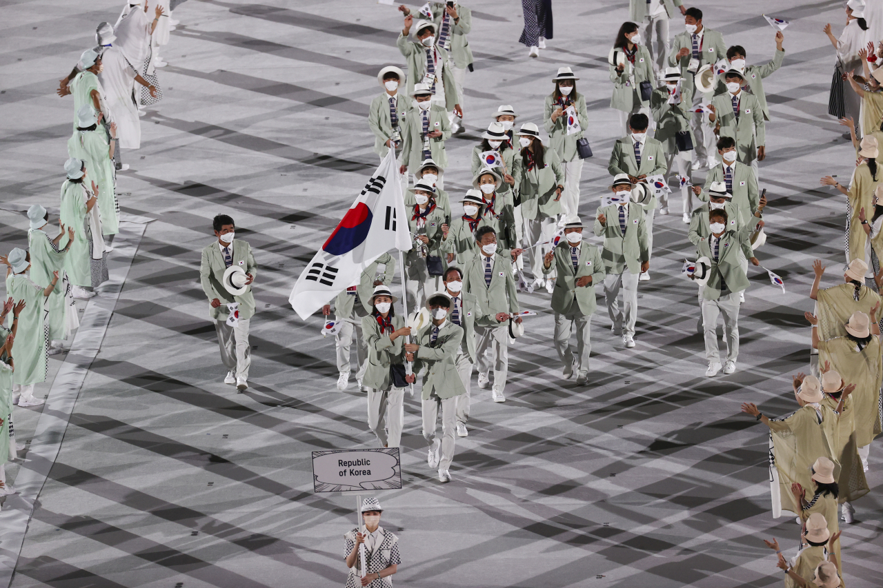 23일 일본 도쿄 신주쿠 국립경기장에서 열린 2020 도쿄올림픽 개막식에서 황선우(수영)와 김연경(배구)을 앞세운 한국 선수단이 103번째로 입장하고 있다. [연합]