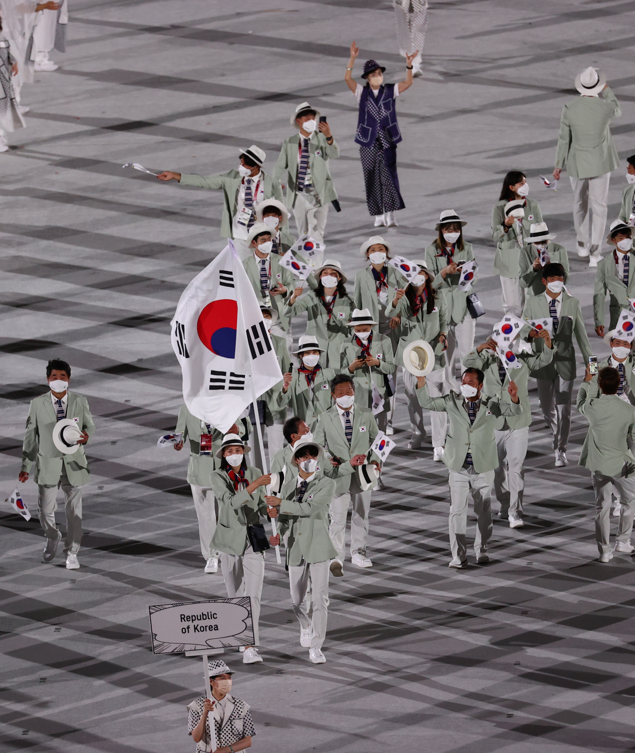 23일 일본 도쿄 신주쿠 국립경기장에서 열린 2020 도쿄올림픽 개막식에서 한국 선수단이 입장하고 있다. 기수는 여자배구 김연경과 남자 수영 황선우가 맡았다. 연합뉴스