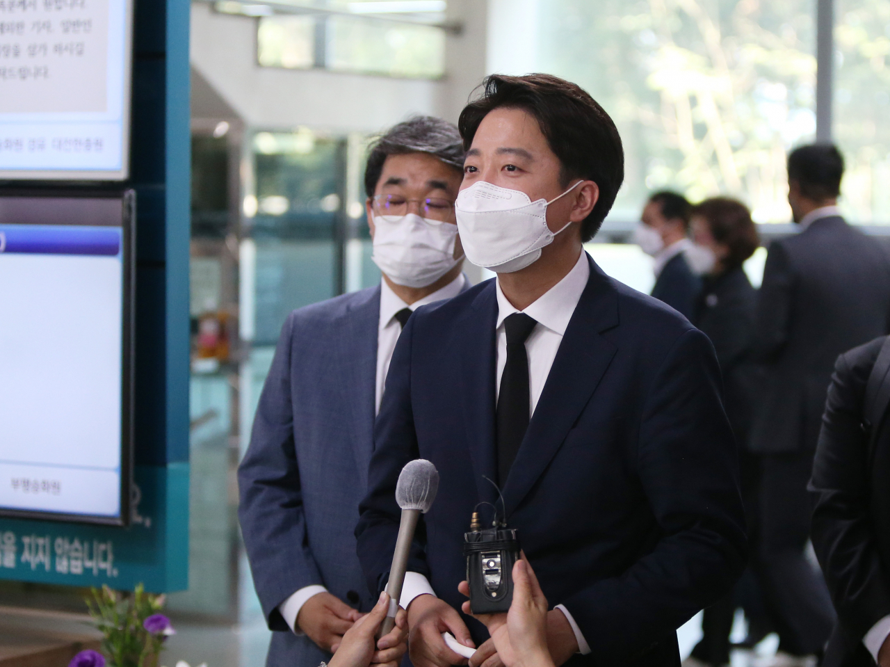 천안함 폭침 희생자인 고(故) 정종율 상사의 부인 정경옥씨가 암 투병 끝에 별세한 소식이 알려진 22일 국민의힘 이준석 대표가 인천시 동구 청기와장례식장을 찾아 유족을 위로한 뒤 취재진의 질문에 답하고 있다. 연합뉴스