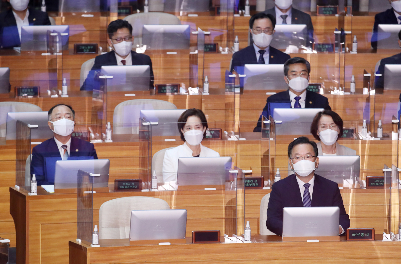 김부겸 국무총리를 비롯한 국무위원들이 24일 새벽 서울 여의도 국회에서 열린 제389회 국회(임시회) 제3차 본회의에서 2021년도 제2회 추가경정예산안 의결 상황을 지켜보고 있다. [연합]