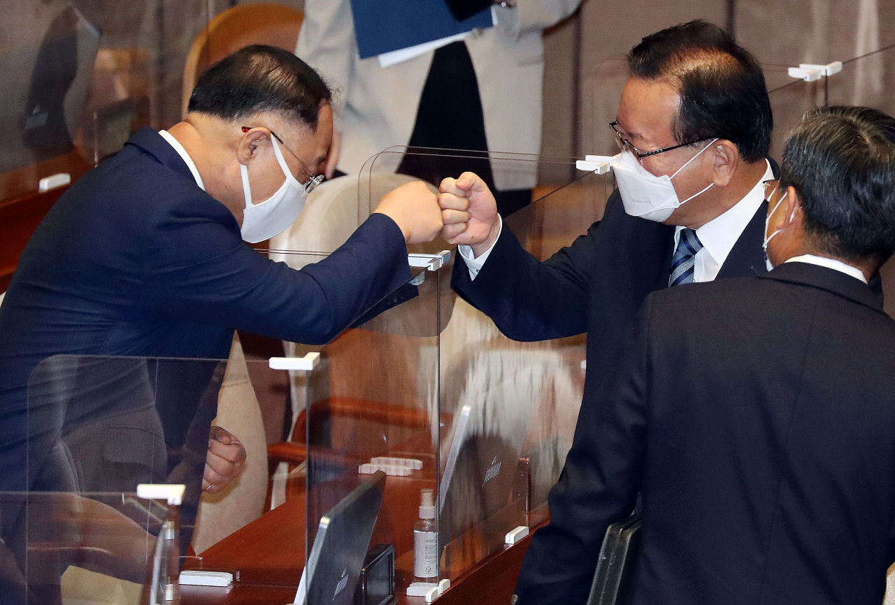 김부겸 국무총리와 홍남기 부총리 겸 기획재정부장관이 24일 새벽 서울 여의도 국회에서 열린 제389회 국회(임시회) 제3차 본회의에서 주먹인사를 나누고 있다. 연합뉴스
