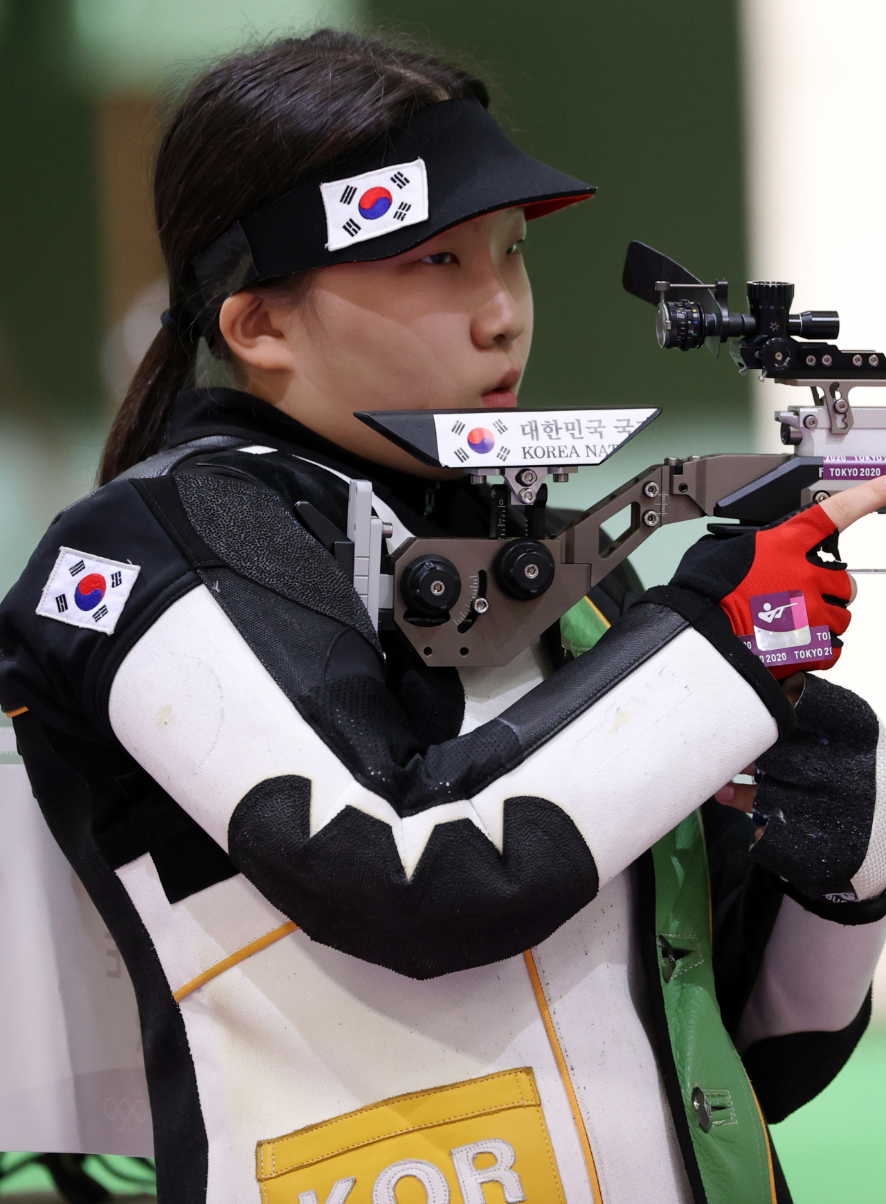 24일 일본 도쿄 아사카 사격장에서 열린 여자 10m 공기소총 예선에서 대한민국 권은지가 숨을 고르고 있다.[연합]