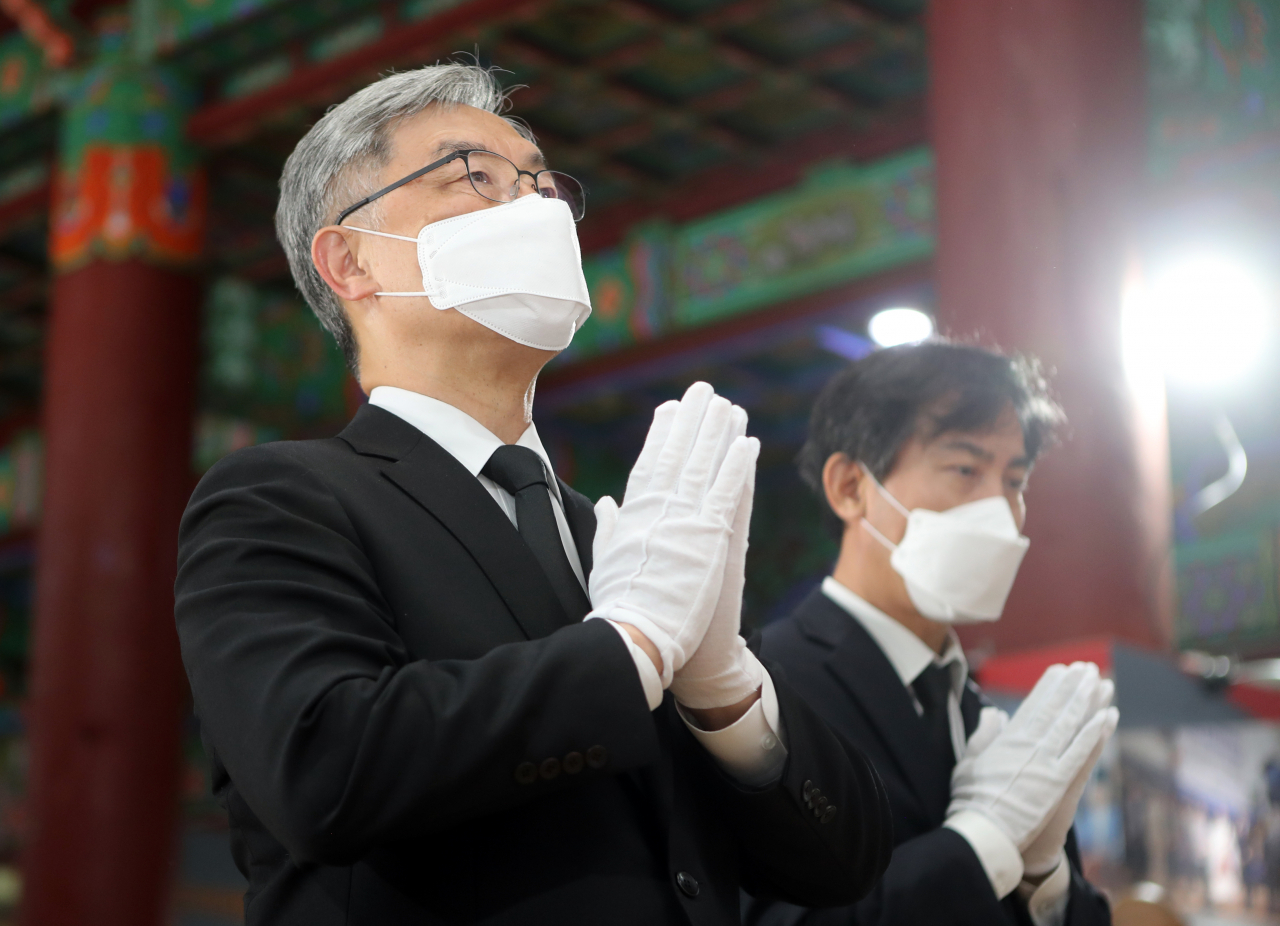 국민의힘 대권주자인 최재형 전 감사원장이 23일 전북 김제시 금산사에서 전날 열반한 조계종 전 총무원장 월주(月珠)스님을 조문하고 있다. [연합]