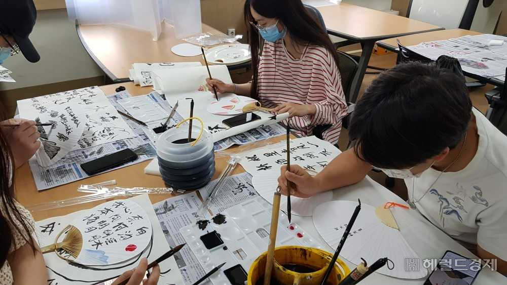 호남대학교 국제교류처(처장 손완이)는 유학생들을 대상으로 오는 23일까지 비교과프로그램 제2탄 ‘화양연화!’를 진행, 마음의 위로와 함께 알찬 방학생활을 지원하고 있다.