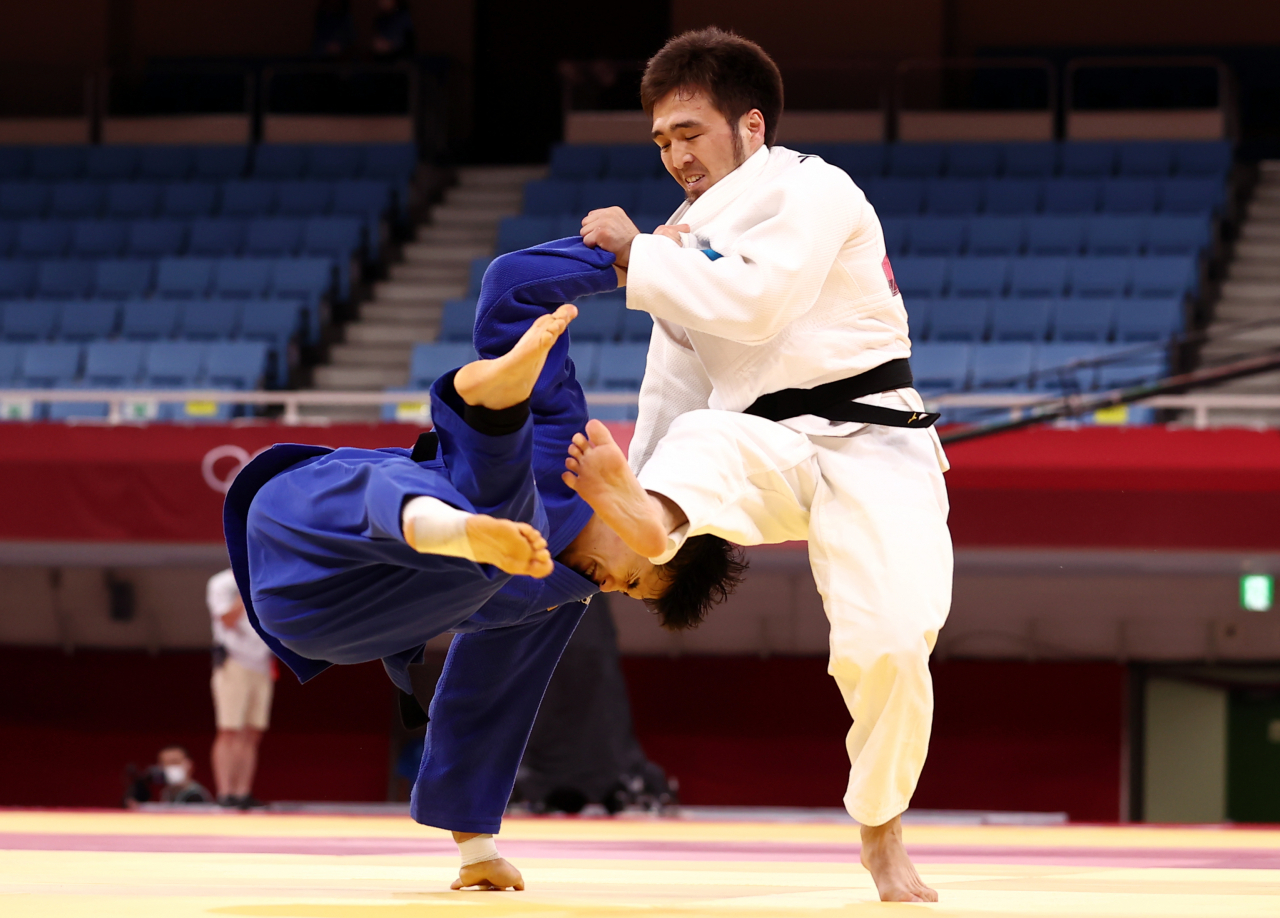 [사진=24일 오전 일본 무도관에서 열린 남자 유도 60kg급 예선 8강 대한민국 김원진 대 카자흐스탄 옐도스 스메토프의 경기에서 김원진이 패하고 있다.][연합]