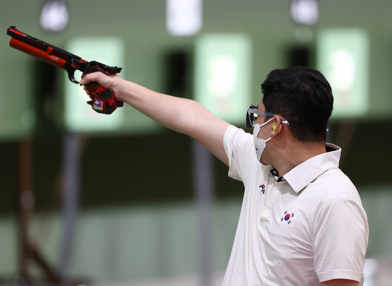 24일 일본 도쿄 아사카 사격장에서 열린 남자 10m 공기권총 예선에서 대한민국 진종오가 조준할 준비를 하고 있다. [연합]