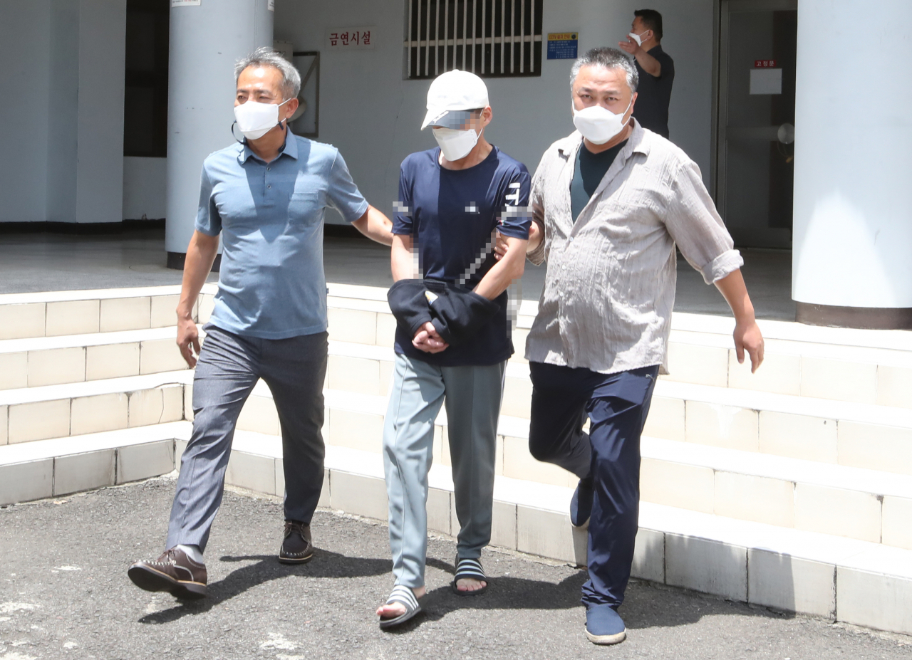 [사진=제주에서 중학생을 살해하고 도주한 혐의를 받는 A씨가 21일 오후 구속 전 영장실질심사를 받기 위해 제주동부경찰서에서 제주지법으로 이송되고 있다. 연합]