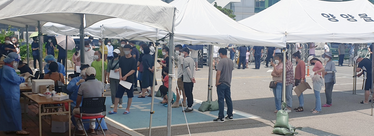 24일 강원 양양군 보건소 선별진료소에서 주민들이 코로나19 검사 차례를 기다리고 있다. 양양군은 확진자가 급증하자 오는 25일부터 사회적 거리두기를 4단계로 격상할 예정이다. [연합]