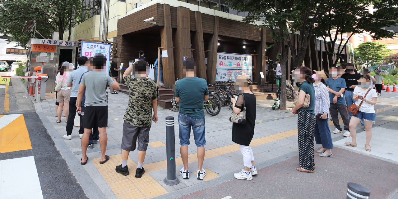 24일 오전 서울 송파구 송파구보건소에 마련된 신종 코로나바이러스 감염증(코로나19) 선별진료소에서 시민들이 검사를 받으려 대기하고 있다. [연합]