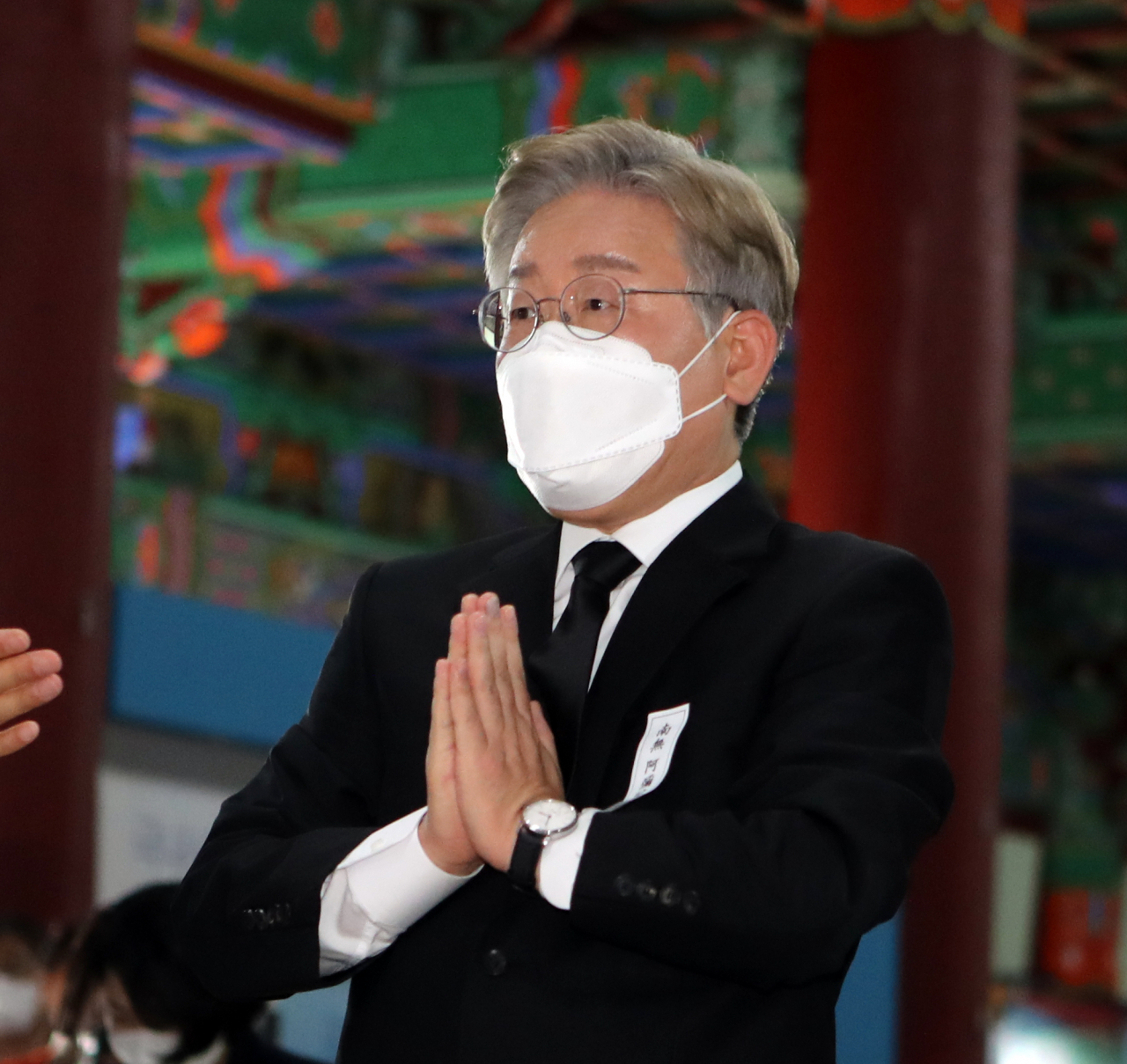 더불어민주당 대권주자인 이재명 경기도지사가 24일 오후 전북 김제시 금산사에 마련된 대한불교조계종 전 총무원장 월주(月珠) 대종사의 빈소를 찾아 합장하고 있다. [연합]