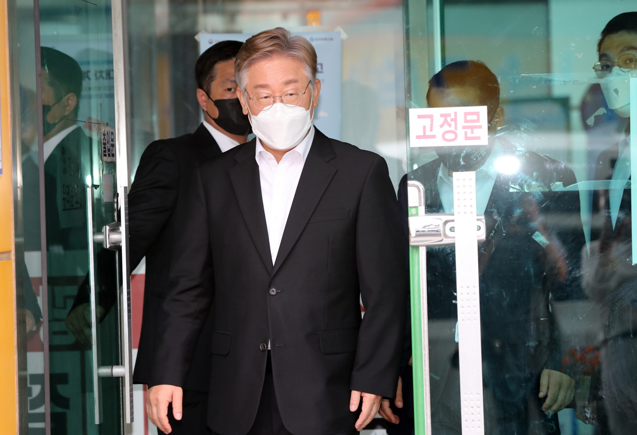 더불어민주당 대권주자인 이재명 경기도지사가 지난 24일 오후 광주 동구 창업지원센터에서 학동 철거건물 붕괴 참사 피해 가족들과 면담하고 다음 장소로 이동하고 있다. [연합]