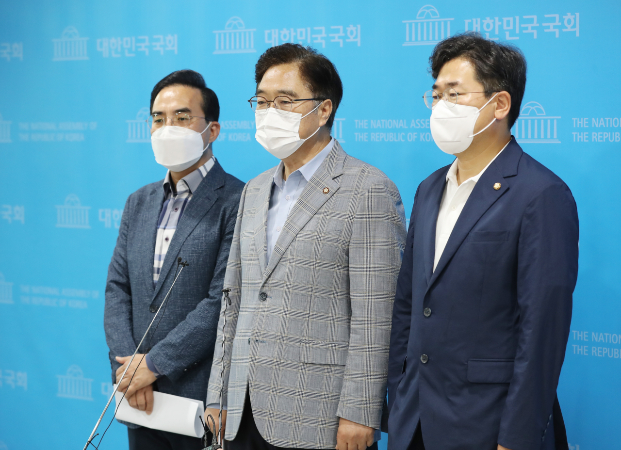이재명 경기도지사 대선캠프 선대위원장인 더불어민주당 우원식 의원이 25일 국회 소통관에서 이낙연 후보측에 사실 왜곡 중단 등을 요구하는 기자회견을 마친 뒤 기자들의 질문에 답하고 있다. [연합]