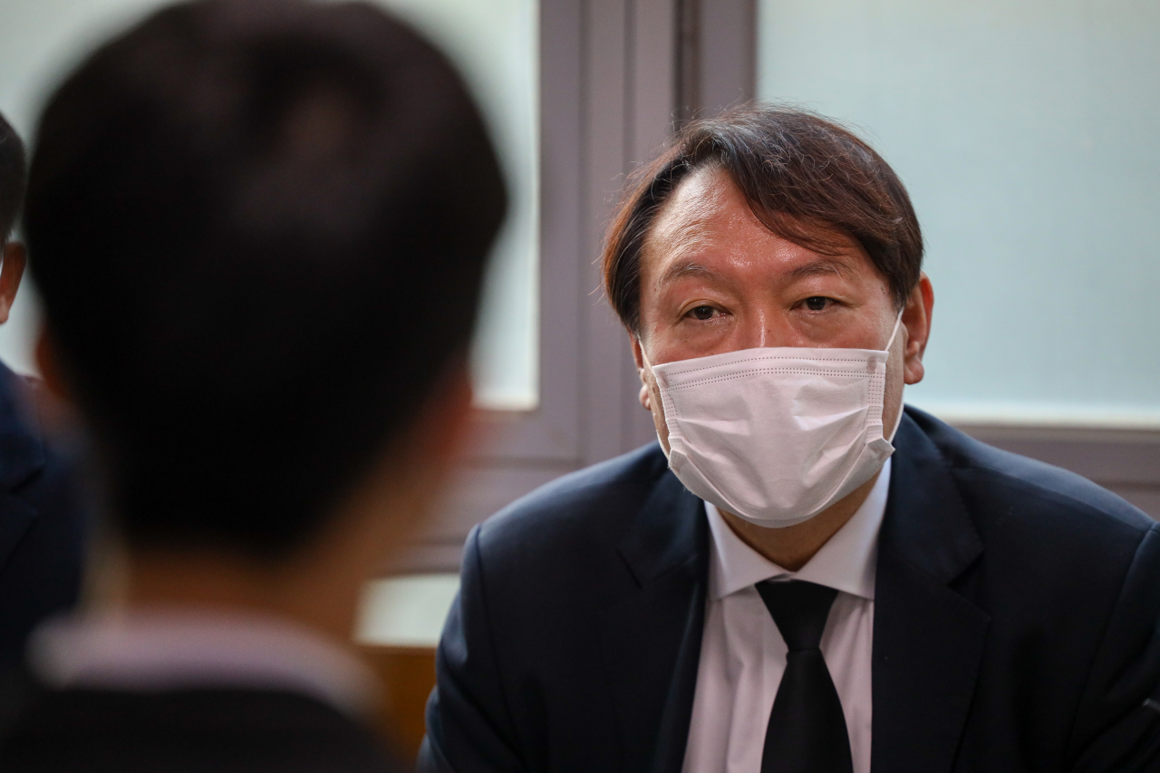 지난 22일 천안함 용사 故 정종율 상사의 부인 故 정경옥씨의 장례식장을 방문한 윤석열 전 검찰총장 [윤석열 캠프 제공]