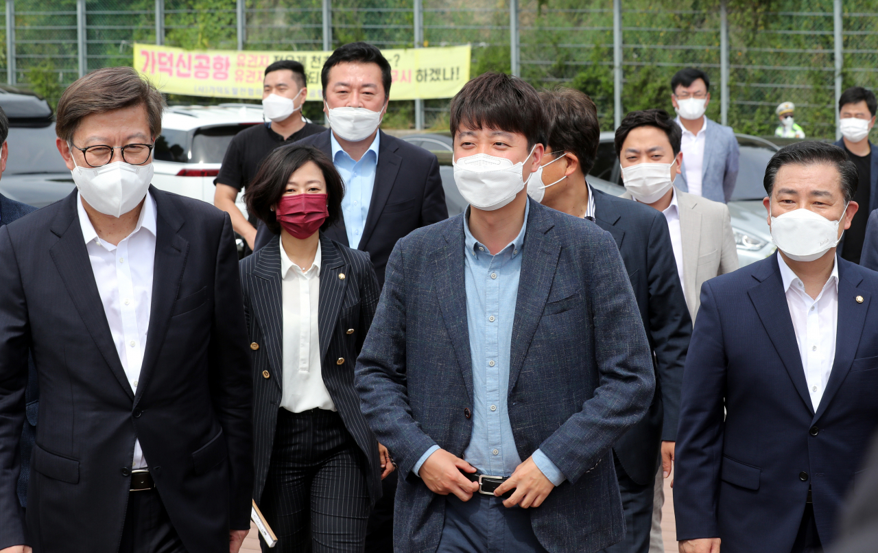 이준석 국민의힘 대표가 23일 오후 부산 강서구 가덕도 대항전망대를 찾아 박형준 부산시장과 함께 가덕신공항 예정 부지를 둘러보고 있다. [연합]