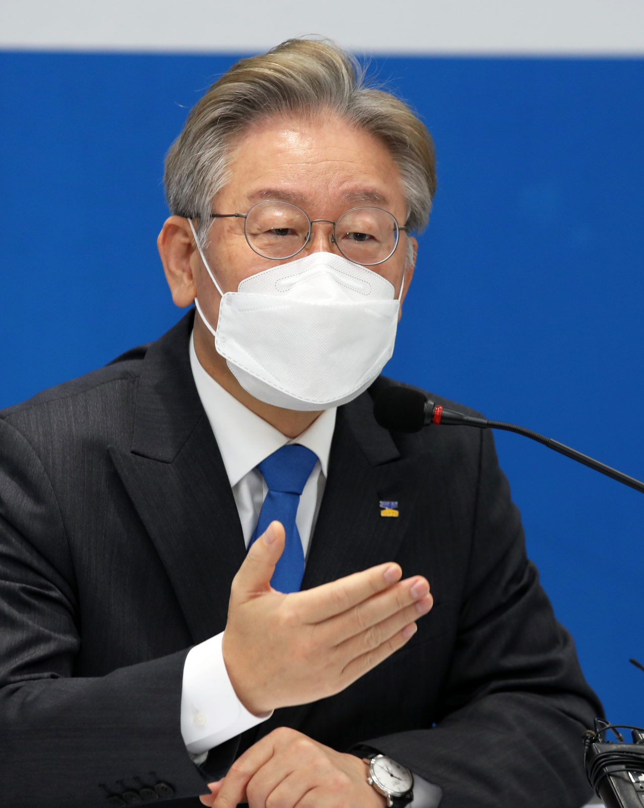 더불어민주당 대선 예비후보인 이재명 경기도지사가 25일 광주 서구 치평동 더불어민주당 광주광역시당 회의실에서 기자간담회를 하고 있다. 연합뉴스