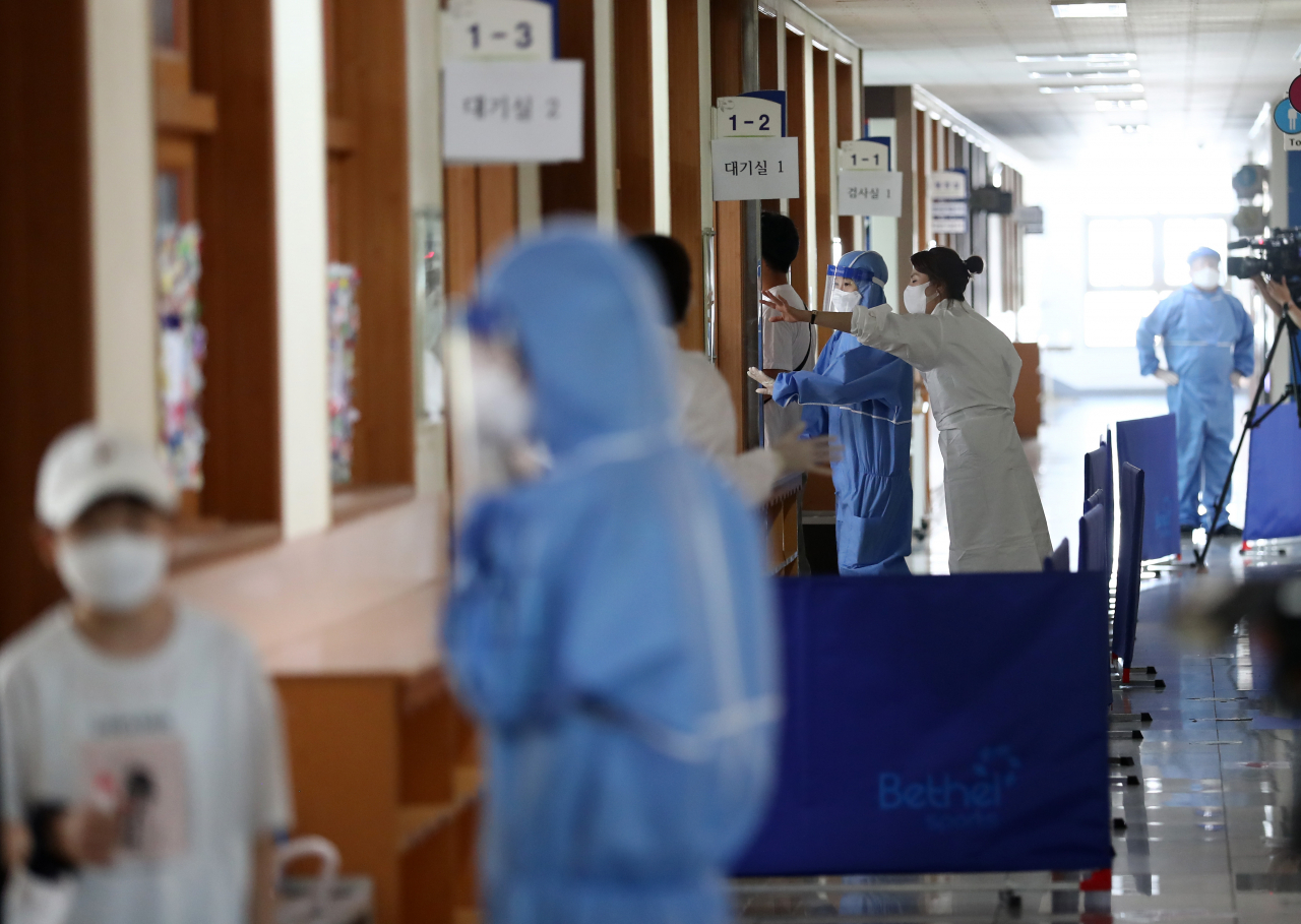 지난 22일 오전 대전시 서구 도안동 도안초등학교에 마련된 신종 코로나바이러스 감염증(코로나19) 임시 선별검사소에서 의료진이 분주히 움직이고 있다. [연합]