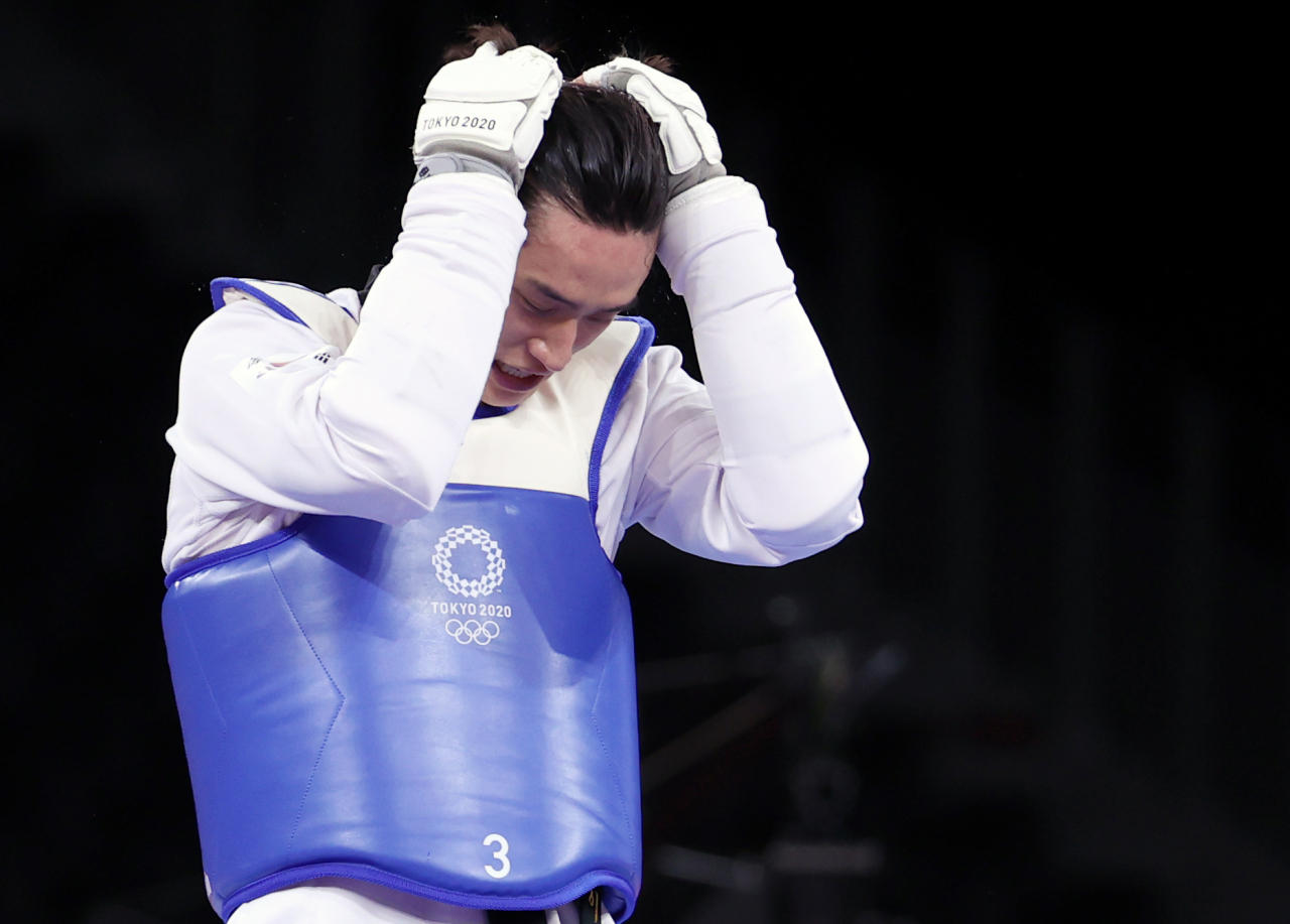 태권도 간판 이대훈이 25일 일본 마쿠하리 메세 A홀에서 열린 도쿄올림픽 남자 태권도 68㎏급 경기서 패한 뒤 아쉬워하고 있다. [연합]